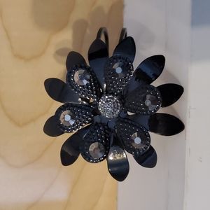 BNWT Flower jeweled bracelet black